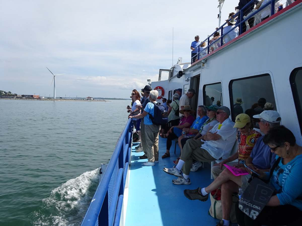 Hull wind turbine cruise